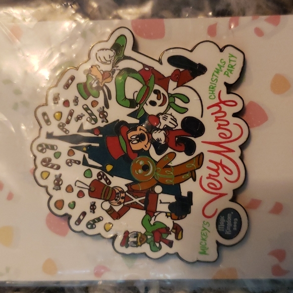 2003 Mickey's Very Merry Christmas Party Pin - Picture 2 of 3